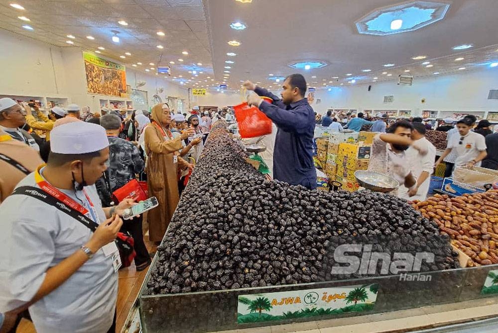 Jurujual yang fasih berbahasa Melayu memudahkan urusan jual beli.