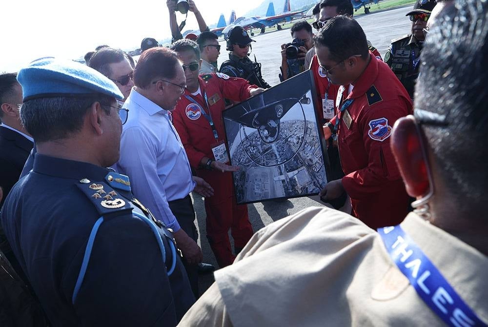 Perdana Menteri, Datuk Seri Anwar Ibrahim (dua, kiri) bertemu dengan juruterbang Tentera Nasional Indonesia - Angkatan Udara (TNI-AU) ketika meninjau Pameran Maritim dan Aeroangkasa Antarabangsa Langkawi (LIMA'23) di Pusat Pameran Antarabangsa Langkawi (MIEC), pada Rabu. - Foto Bernama