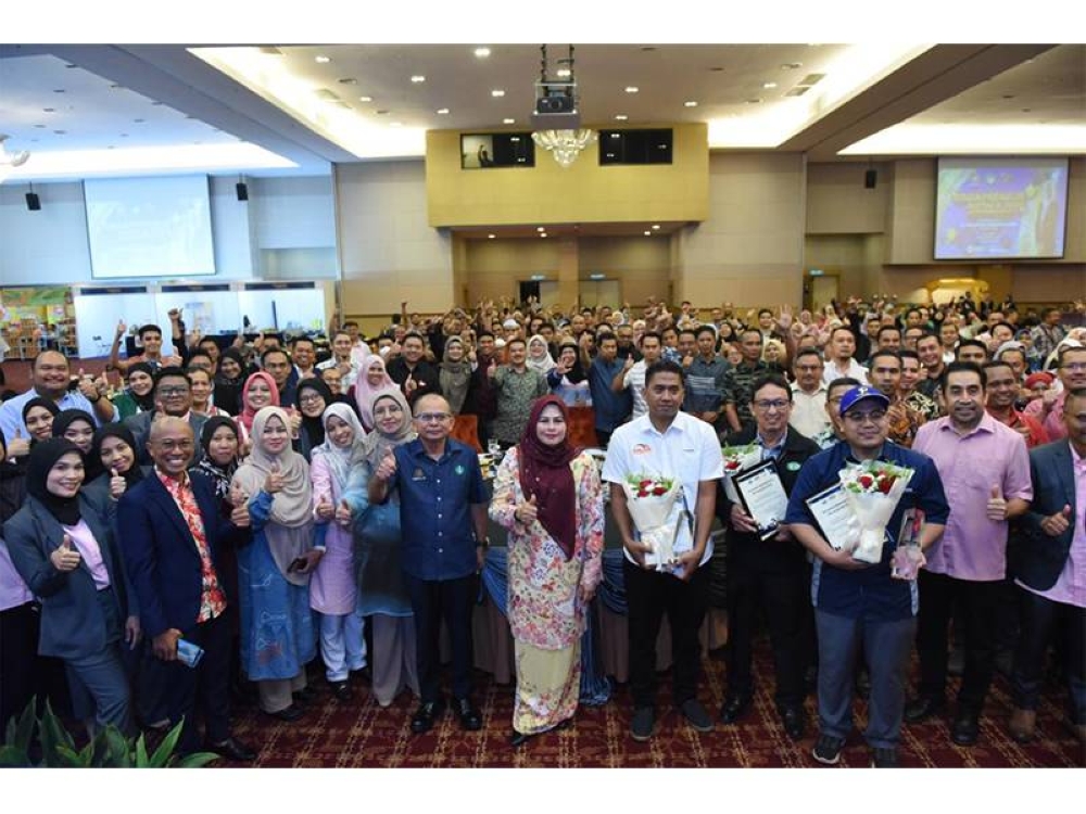 Noraini (tengah) dan pengurusan RISDA bersama pemenang Anugerah Top Achiever 2022 pada program Risdapreneur Biztalk 2023 yang berlangsung di Hotel Tenera pada Selasa.