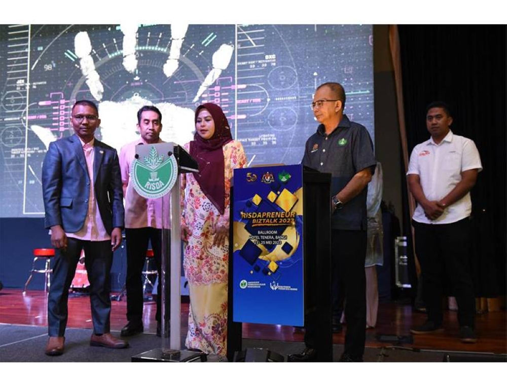 Noraini (tengah) melancarkan buku ‘Roadmap Usahawan Berjaya: Dari Desa ke Antarabangsa’.