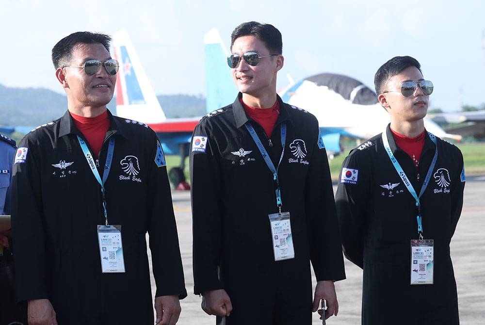 Sebahagian juruterbang luar negara yang beraksi pada Pameran Maritim dan Aeroangkasa Antarabangsa Langkawi (LIMA'23) di Pusat Pameran Antarabangsa Langkawi (MIEC) hari ini