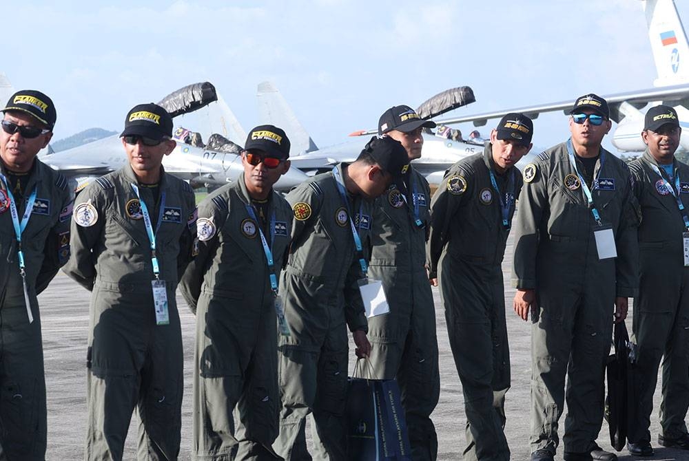 Sebahagian juruterbang dalam dan luar negara yang beraksi pada Pameran Maritim dan Aeroangkasa Antarabangsa Langkawi (LIMA'23) di Pusat Pameran Antarabangsa Langkawi (MIEC) hari ini.