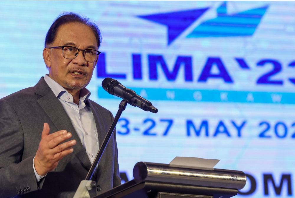 Anwar ketika menyampaikan ucapan pembukaan sempena Pameran Maritim dan Aeroangkasa Antarabangsa Langkawi (LIMA'23) di Tarmac Pusat Pameran Antarabangsa Mahsuri (MIEC), pada Rabu. - Foto Bernama