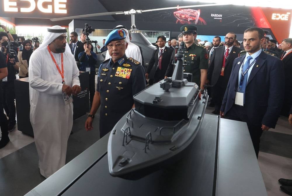 Yang di-Pertuan Agong Al-Sultan Abdullah Ri'ayatuddin Al-Mustafa Billah Shah berkenan berangkat melawat Pameran Maritim dan Aeroangkasa Antarabangsa Langkawi 2023 (LIMA ’23) di Pusat Pameran Antarabangsa Mahsuri (MIEC).  Turut berangkat Pemangku Raja Pahang Tengku Hassanal Ibrahim Alam Shah Al-Sultan Abdullah Ri'ayatuddin Al-Mustafa Billah Shah.  - Foto Bernama  