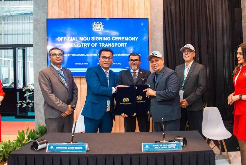 Syahril bersama Timbalan Menteri Pengangkutan, Hasbi Habibollah dan Dr Mohd Zaliman serta Setiausaha MUVA, Adi Yazid Rosli pada majlis memeterai MoU Kerjasama MUVA dengan Datasonic di Langkawi pada Rabu.