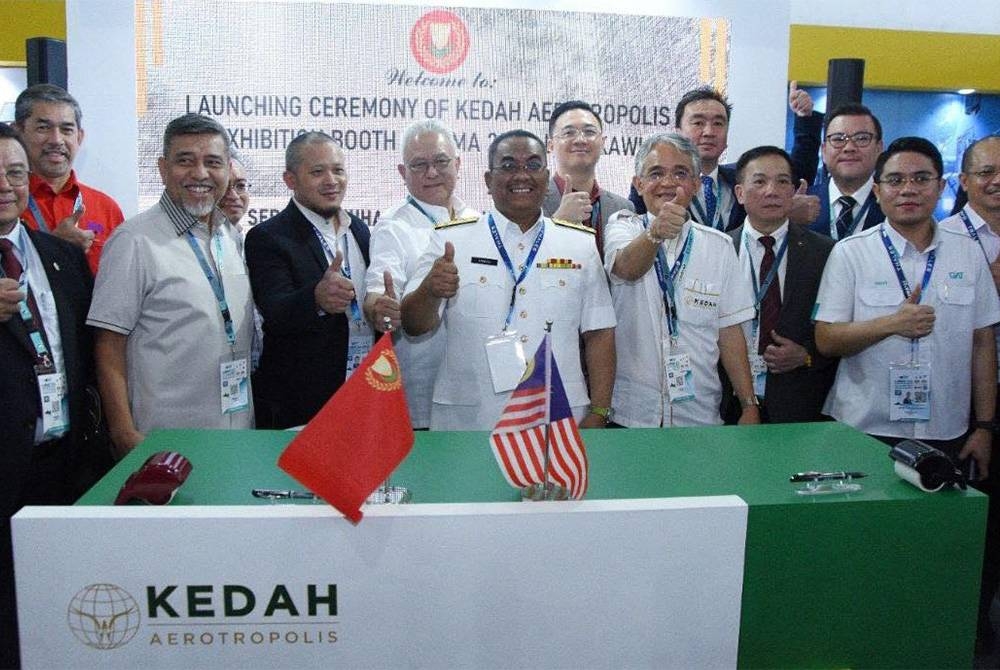 Muhammad Sanusi (au centre) avec des représentants de six entreprises internationales qui ont signé le protocole d'accord avec Kedah Aerotropolis.  - Photo du Secrétariat à l'information de Darul Aman (UPDA)