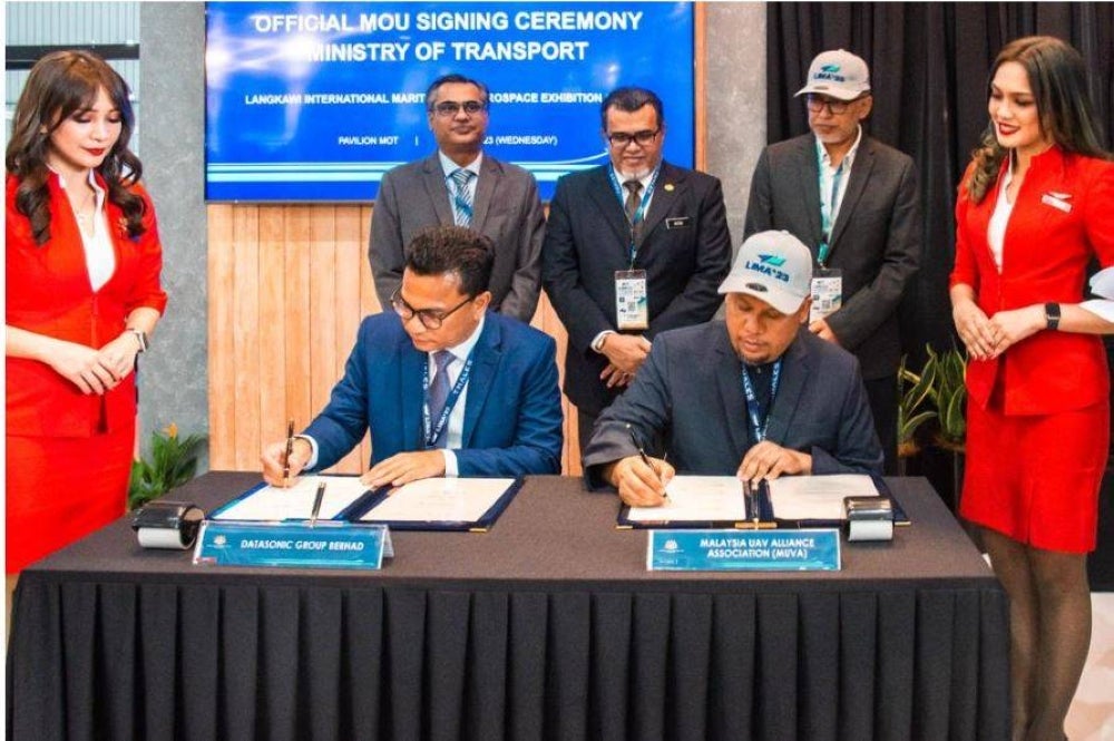 Syahril dan Presiden MUVA Ts Dr Mohd Zaliman Mohd Yussof memeterai MoU disaksikan Timbalan Menteri Pengangkutan Hasbi Habibollah (berdiri tengah) pada majlis memeterai MoU Kerjasama MUVA dengan Datasonic di Langkawi pada 24 Mei 2023.