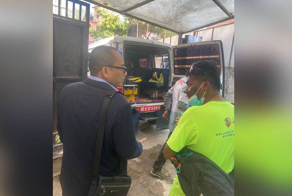 Mohd Fadzle dan Ketua Ekspedisi Malaysia Everest 2023, Azim Afif Ishak menyambut ketibaan jenazah di TU Teaching Hospital, Kathmandu.