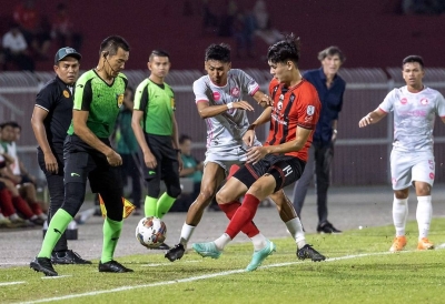 Pemain PDRM, Mohamad Nabil Ahmad (dua kanan) dihalang pemain Kelantan, Mingyu Kim (kanan) pada aksi Liga Super di Stadium Sultan Muhammad IV pada Selasa. - FOTO: Bernama