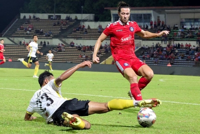 Pemain Perak, Mohammad Alif cuba melepasi kawalan pertahanan Sabah dalam saingan Liga Super di Stadium Likas pada Selasa. - Foto Bernama