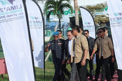 Perdana Menteri Datuk Seri Anwar Ibrahim (dua, kiri) tiba bagi melawat Maritim dan Aeroangkasa Antarabangsa Langkawi (LIMA'23) di Pusat Pameran Antarabangsa Langkawi (MIEC) hari ini.
