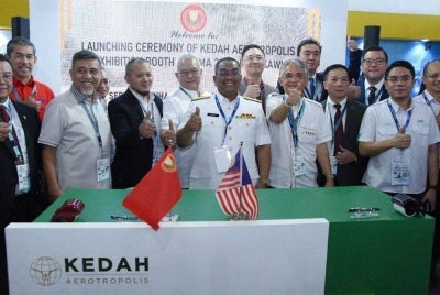 Muhammad Sanusi (tengah) bersama wakil enam syarikat antarabangsa yang menandatangani MoU bersama Kedah Aerotropolis. - Foto Urus Setia Penerangan Darul Aman (UPDA)