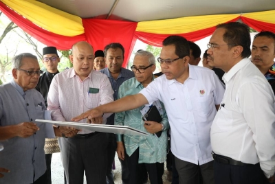 Fuad (dua dari kanan) menyempurnakan majlis pecah tanah Kompleks Perhatin di Seksyen 24 pada Rabu.