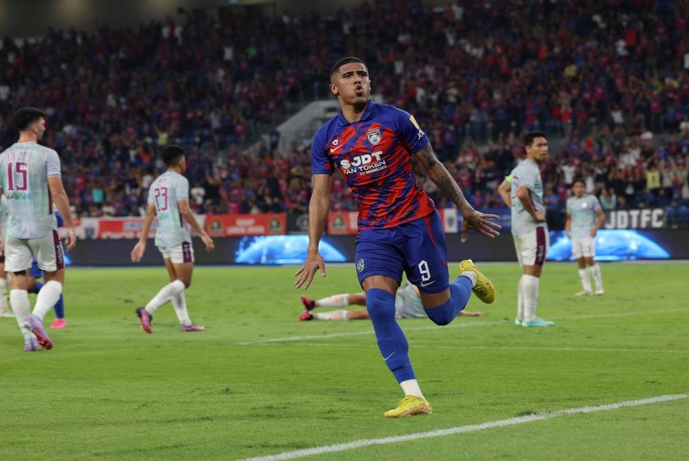 Pemain JDT, Bergson Gustavo Silveira Da Silva meraikan jaringannya ketika menentang Sri Pahang FC pada perlawanan Liga Super di Stadium Sultan Ibrahim. - Foto Bernama