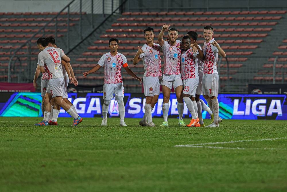 Pemain Kuala Lumpur City FC,Tchetche Hermann Brice Kipre meraikan kejayaan selepas menyempurnakan sepakan penalti pada perlawanan Piala Liga Super Malaysia 2023 di Stadium Bola Sepak Kuala Lumpur. - Foto Bernama