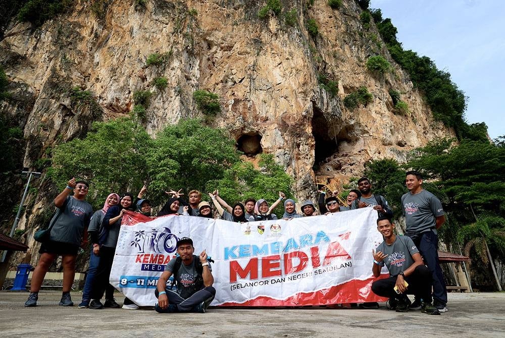 Seramai 21 pengamal media bergambar berlatarbelakangkan Bukit Lembah Damai, Batu Caves sewaktu menyertai Program Kembara Media 2023 anjuran Jabatan Penerangan Malaysia, Kementerian Komunikasi dan Digital (KKD) di Selangor dan Negeri Sembilan baru-baru ini.