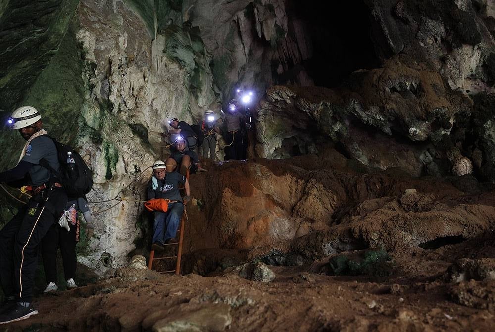 Peserta-peserta menyusuri Gua Batik ketika Program Kembara Media 2023 anjuran Jabatan Penerangan Malaysia, Kementerian Komunikasi dan Digital (KKD) di Selangor dan Negeri Sembilan baru-baru ini.