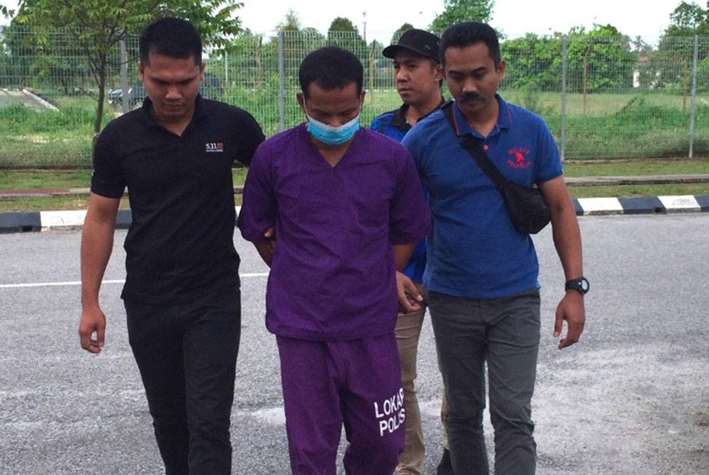 Nik Nazli (au centre) est arrivé jeudi au complexe judiciaire de Kota Bharu.