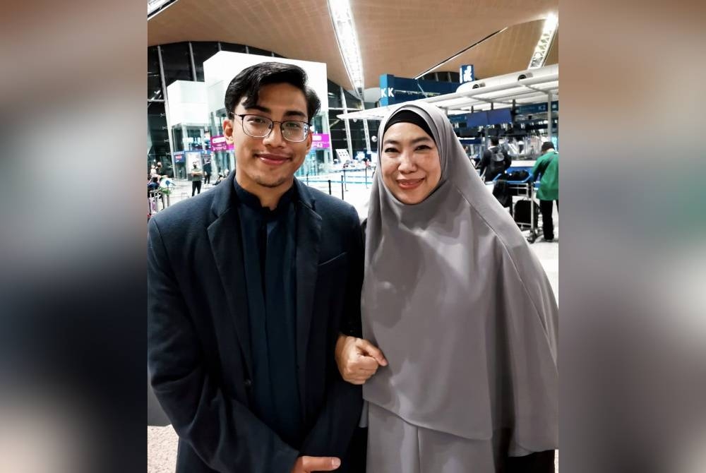 Ukail bersama ibu tercinta, Umi Kalsom Humar.