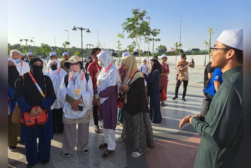 Ukail (kanan) memberikan penerangan kepada jemaah haji Malaysia di Masjid Quba'.