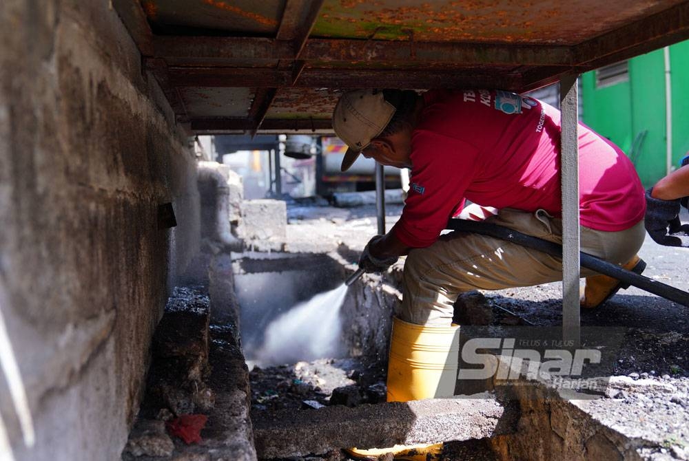 Petugas KDEBWM sedang melakukan kerja pembersihan longkang menggunakan air bertekanan tinggi di Bandar Puteri, Puchong pada Khamis. - Foto SINAR HARIAN / MOHD HALIM ABDUL WAHID.