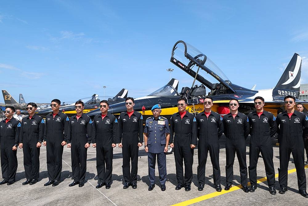 Yang di-Pertuan Agong Al-Sultan Abdullah Ri'ayatuddin Al-Mustafa Billah Shah berkenan bergambar bersama juruterbang pesawat jenis KAI T-50B Black Eagle milik Tentera Udara Korea Selatan ketika berangkat melawat Pameran Maritim dan Aeroangkasa Antarabangsa Langkawi 2023 (LIMA’23) di Pusat Pameran Antarabangsa Mahsuri (MIEC) hari ini.