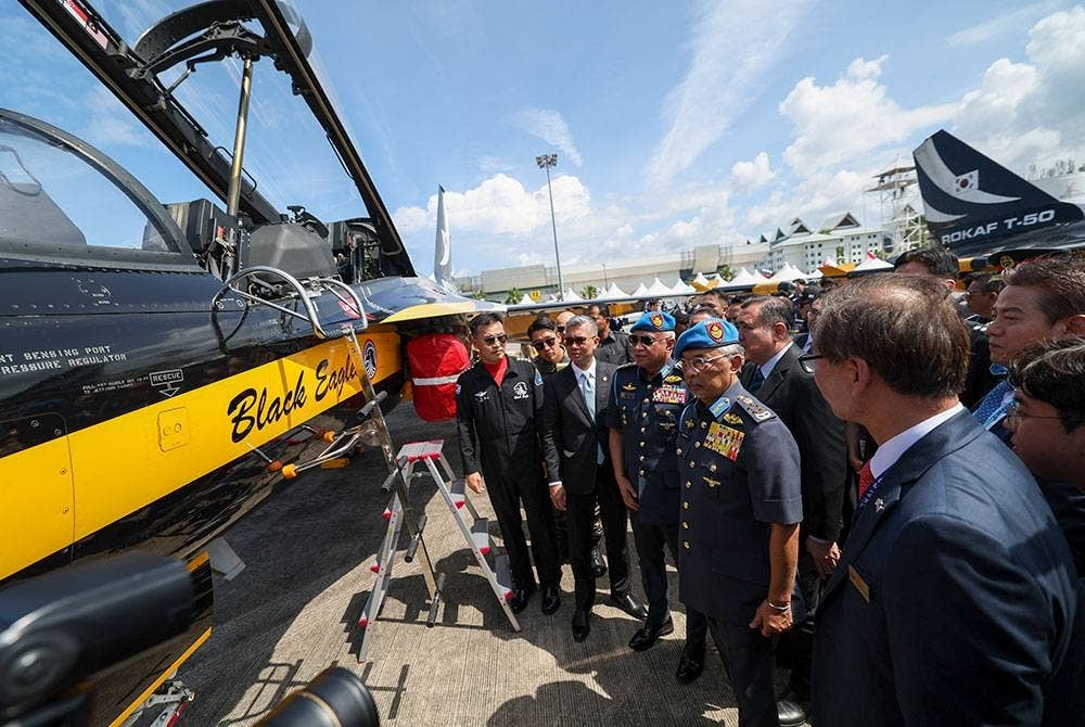 Yang di-Pertuan Agong Al-Sultan Abdullah Ri'ayatuddin Al-Mustafa Billah Shah berkenan melihat sendiri dengan lebih dekat pesawat jenis KAI T-50B Black Eagle milik Tentera Udara Korea Selatan ketika berangkat melawat Pameran Maritim dan Aeroangkasa Antarabangsa Langkawi 2023 (LIMA'23) di Pusat Pameran Antarabangsa Mahsuri (MIEC) hari ini.