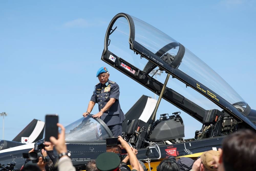 Yang di-Pertuan Agong Al-Sultan Abdullah Ri'ayatuddin Al-Mustafa Billah Shah berkenan melihat sendiri dengan lebih dekat pesawat jenis KAI T-50B Black Eagle milik Tentera Udara Korea Selatan ketika berangkat melawat Pameran Maritim dan Aeroangkasa Antarabangsa Langkawi 2023 (LIMA’23) di Pusat Pameran Antarabangsa Mahsuri (MIEC). - Foto Bernama.