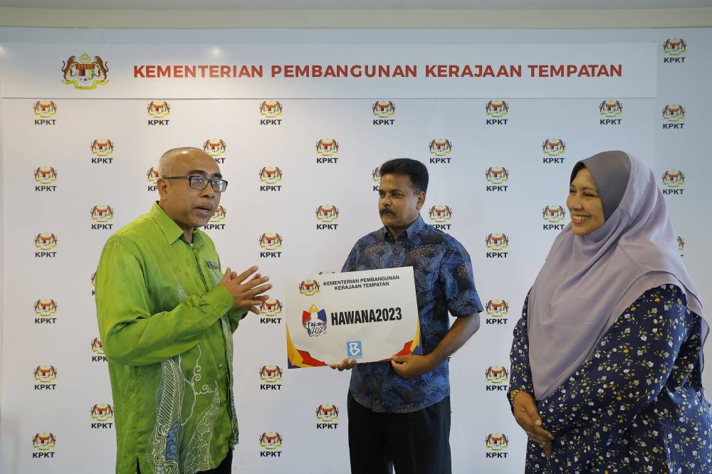 Timbalan Ketua Setiausaha (Pembangunan dan Pengurusan) Kementerian Pembangunan dan Kerajaan Tempatan (KPKT) Muhammad Razman Abu Samah menerima kunjungan daripada Ketua Penyiaran (TV & Radio) Bernama Arul Rajoo Durar Raj (tengah). - Foto Bernama.