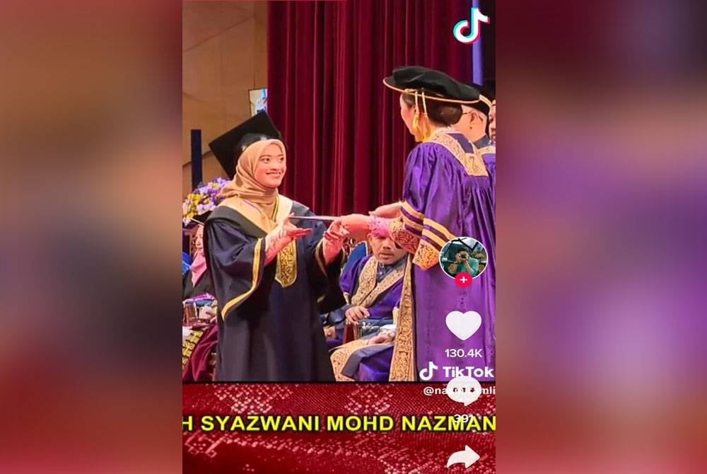 Salah seorang kembar yang megambil skrol sehingga menimbulkan kekeliruan baginda.