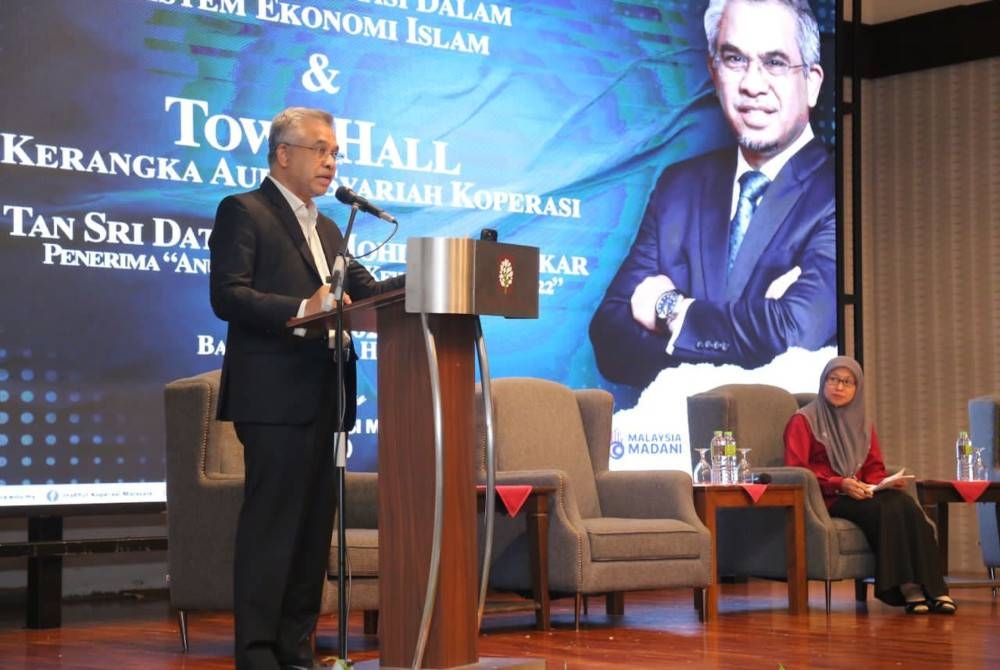 Dr Mohd Daud menyampaikan ceramah bertajuk Sistem Ekonomi Islam dan Audit Syariah Koperasi pada seminar itu.