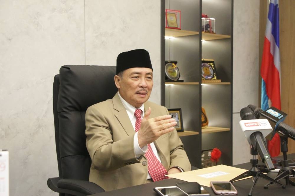 Hajiji lors d'une conférence de presse à l'Assemblée de l'État de Sabah.