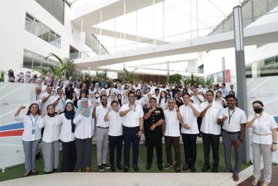 Warga kerja IIB berikrar untuk memerangi rasuah melalui Ikrar Bebas Rasuah.