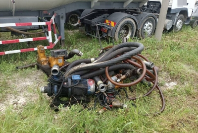 Pelbagai peralatan dan lori tangki dirampas dalam serbuan KPDN Selangor di sebuah stor di Serdang pada Selasa.