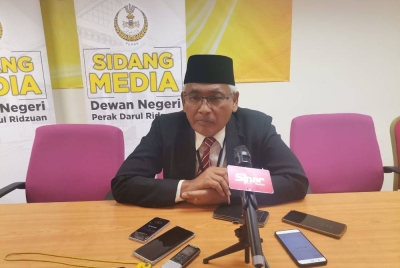 Abdul Aziz ketika sidang akhbar di Bilik Sidang Media DUN Perak, di sini pada Khamis.