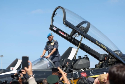 Yang di-Pertuan Agong Al-Sultan Abdullah Ri'ayatuddin Al-Mustafa Billah Shah berkenan melihat sendiri dengan lebih dekat pesawat jenis KAI T-50B Black Eagle milik Tentera Udara Korea Selatan ketika berangkat melawat Pameran Maritim dan Aeroangkasa Antarabangsa Langkawi 2023 (LIMA’23) di Pusat Pameran Antarabangsa Mahsuri (MIEC). - Foto Bernama.