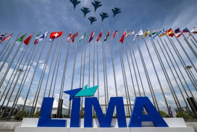 Persembahan udara dari pasukan Russian Knights sempena Pameran Maritim dan Aeroangkasa Antarabangsa Langkawi (LIMA'23) hari ini.