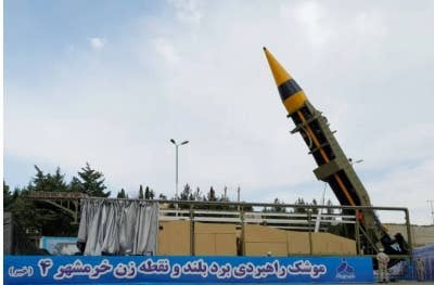 Peluru berpandu balistik Khorramshahr generasi keempat Iran dinamakan Khaibar, dengan jarak 2,000 kilometer (km) seberat 1,500 kilogram (kg). - Foto REUTERS
