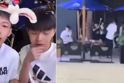 Kedua-dua mangsa sedang berbual dengan netizen sebelum seorang lelaki berpakaian hitam menyerang secara tiba-tiba. - Foto: Agensi