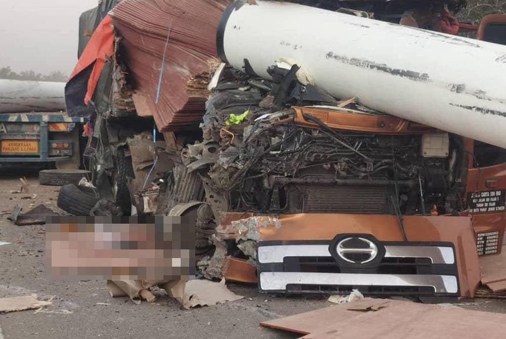 Seorang pemandu maut manakala seorang lagi dilaporkan cedera dalam kemalangan melibatkan dua treler membawa muatan paip besi dan papan di Jalan Kuantan-Segamat, Muadzam Shah, awal pagi Jumaat.