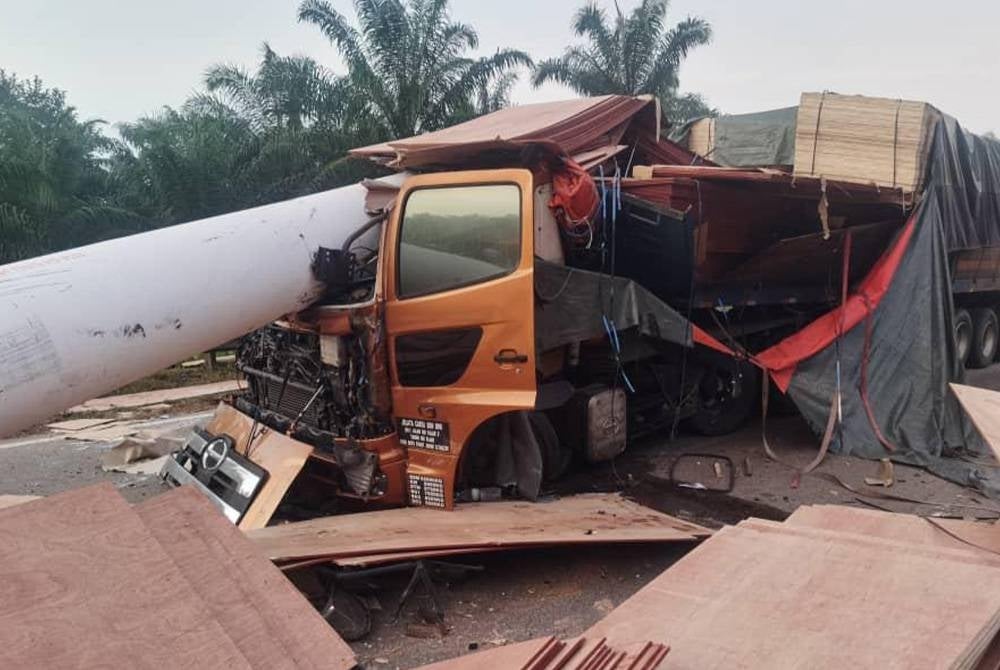 Keadaan kepala salah sebuah treler yang remuk selepas turut dihempap besi paip dalam kemalangan di Jalan Kuantan-Segamat,Muadzam Shah pada awal pagi Jumaat.