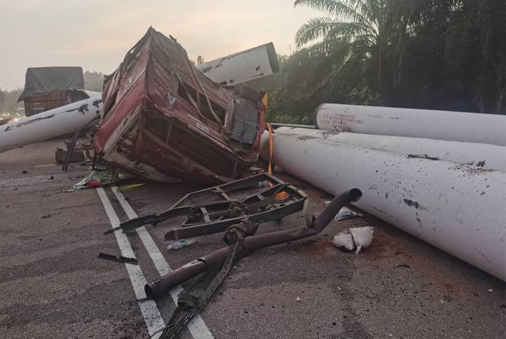Besi paip yang dibawa salah sebuah treler yang terbabit nahas di Jalan Kuantan-Segamat, Muadzam Shah terjatuh menghalangi laluan.