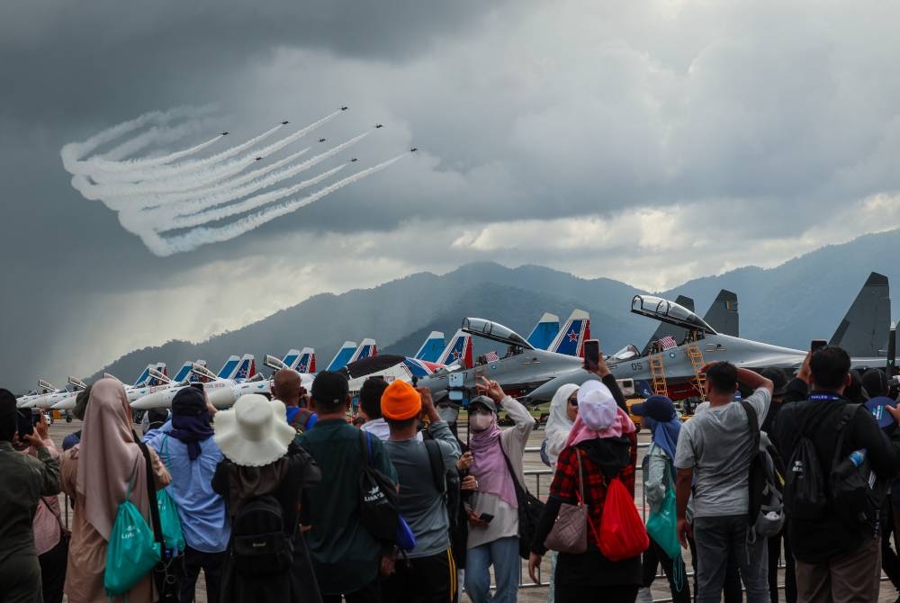 Orang ramai banjiri kawasan pameran statik (static display) yang pamerkan beberapa aset pertahanan udara di landasan terbang atau tarmac di MIEC Langkawi sempena LIMA'23 hari ini. - Foto Bernama