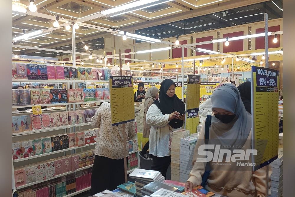 Buku yang ditawarkan di reruai Karangkraf bukan sahaja murah malah banyak pilihan.