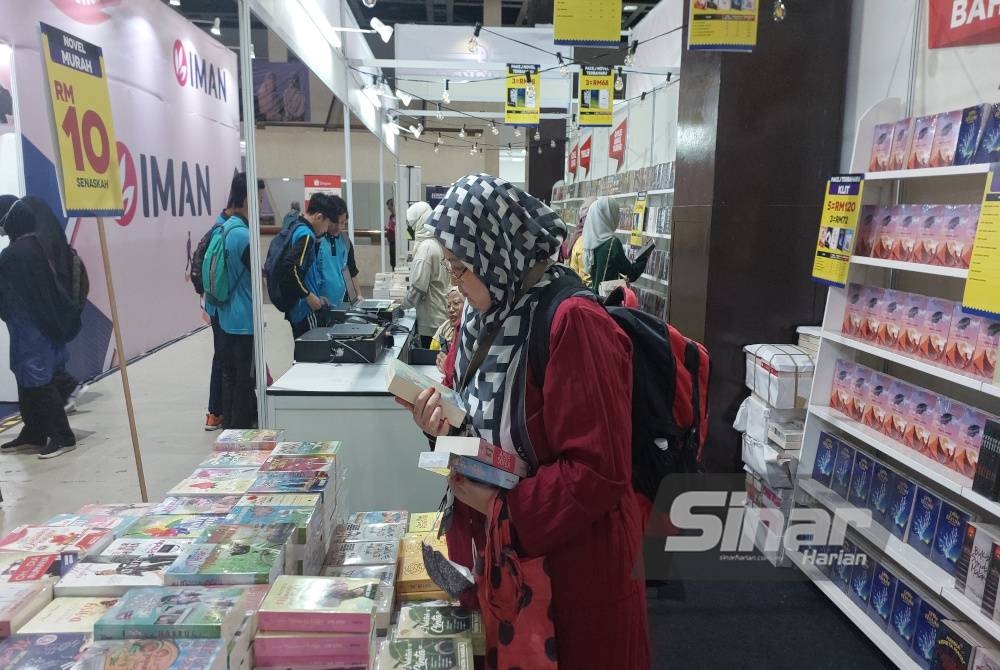 Najwa Hanim memilih novel pilihannya di reruai Karangkraf sempena PBAKL kali ke-40 di WTCKL pada Jumaat.