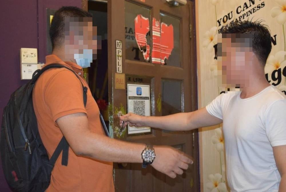 
Jabatan Imigresen Malaysia membongkar kegiatan urut dan seks songsang membabitkan khidmat lelaki warga asing di sebuah premis di Kuala Lumpur Selasa lalu.