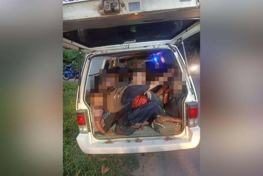 Warga Myanmar ditemui berhimpit dalam sebuah van di di hadapan Sekolah Menengah Kebangsaan Berangan, Jalan Bunut Sarang Burung, Tumpat.