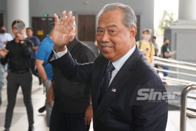 Muhyiddin melambai kepada pihak media sebaik tiba di Kompleks Mahkamah Kuala Lumpur pada pagi Jumaat untuk menghadiri prosiding sebutan kes melibatkan pertuduhan menggunakan kedudukan untuk suapan berjumlah RM232.5 juta bagi Parti Bersatu dan menerima wang hasil daripada aktiviti haram. - FOTO SINAR HARIAN/ ROSLI TALIB