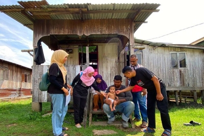 Keluarga bayi alami sakit kulit menerima kunjungan The3rd Force di rumah sewa di Kampung Tanjong Kuala, Tumpat.