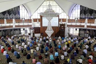 Khutbah di Negeri Sembilan pada Jumaat menasihatkan semua pihak menyerahkan kepada pihak berautoriti untuk mengendalikan isu kalimah ALLAH. - Gambar hiasan